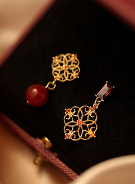 新中式红色镂空花纹耳钉女2026新款不对称精致优雅搭配旗袍耳饰品