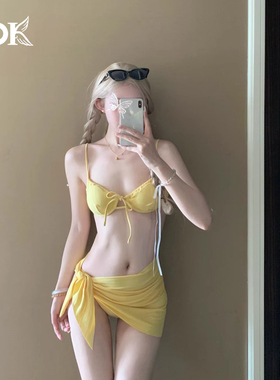 DK泳衣女2025新款性感比基尼游泳衣黄色小胸聚拢显白沙滩度假泳装