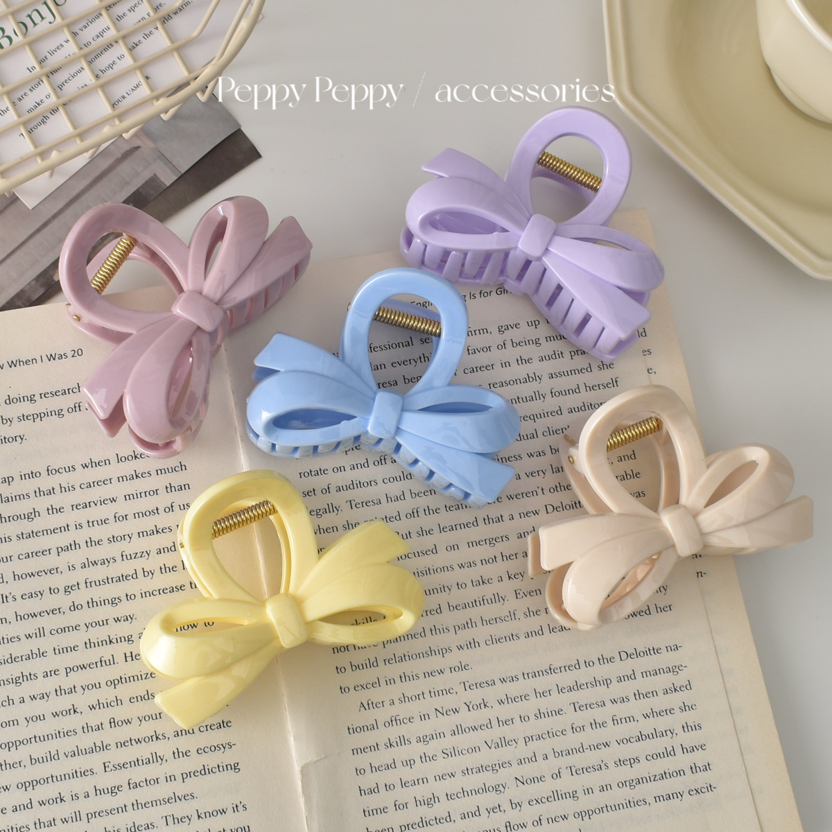 法式简约奶油白蝴蝶结抓夹