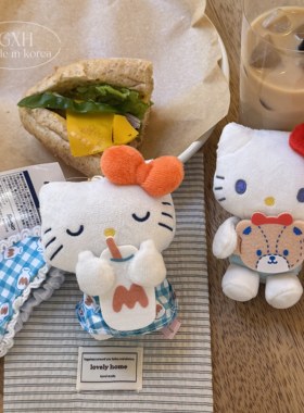 插画师联名HelloKitty公仔包挂