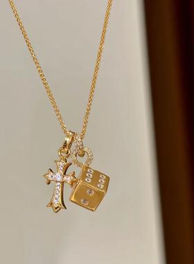 轻奢时髦金色鸢尾花骰子项链小众