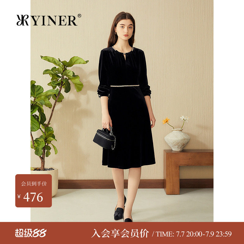 【质感丝绒】YINER音儿专选2025春季新款复古法式镂空钉珠连衣裙