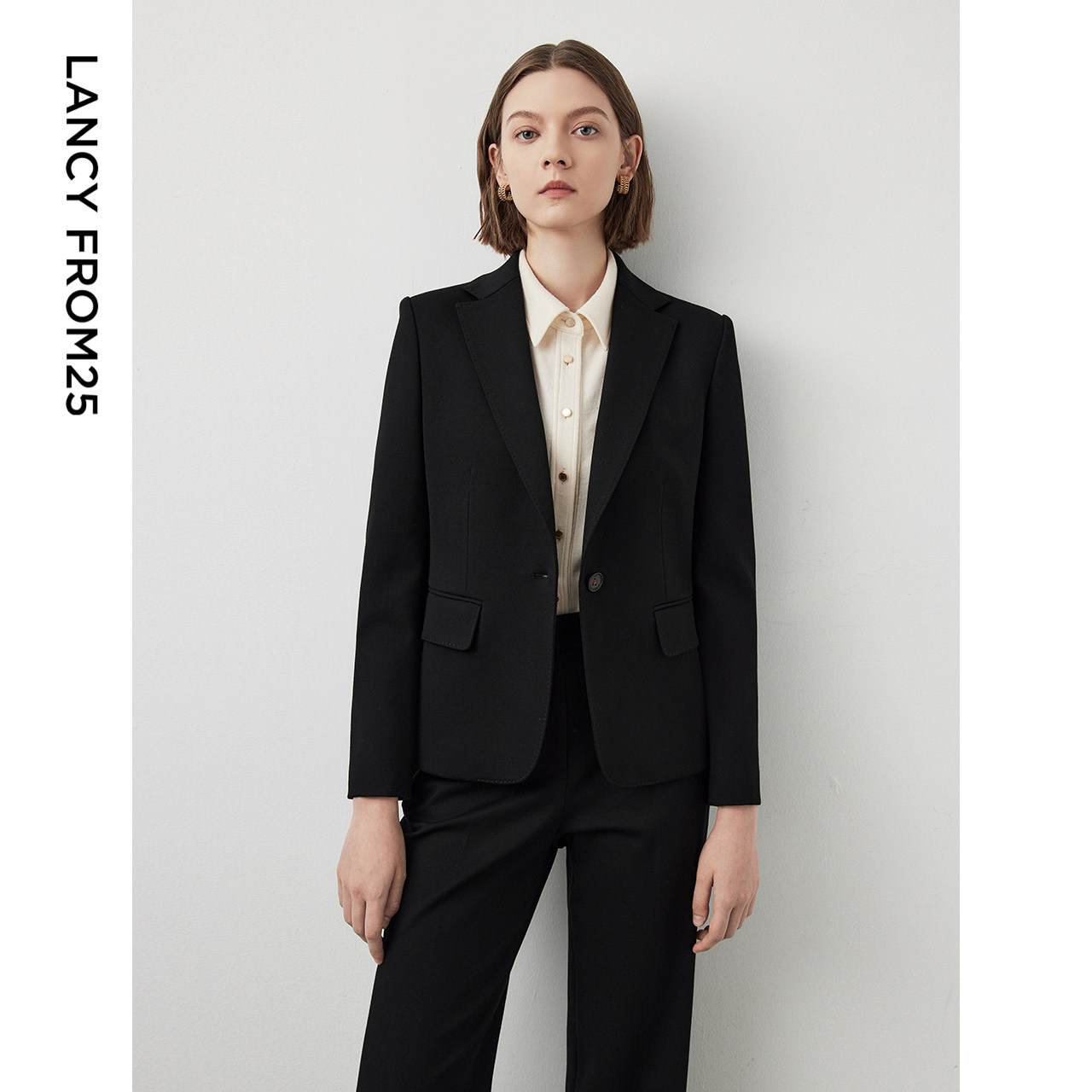 经典平驳领 简洁一粒扣 拱针工艺