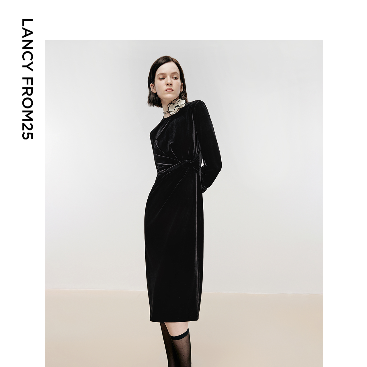 扭结收腰 典雅圆领 隐形拉链