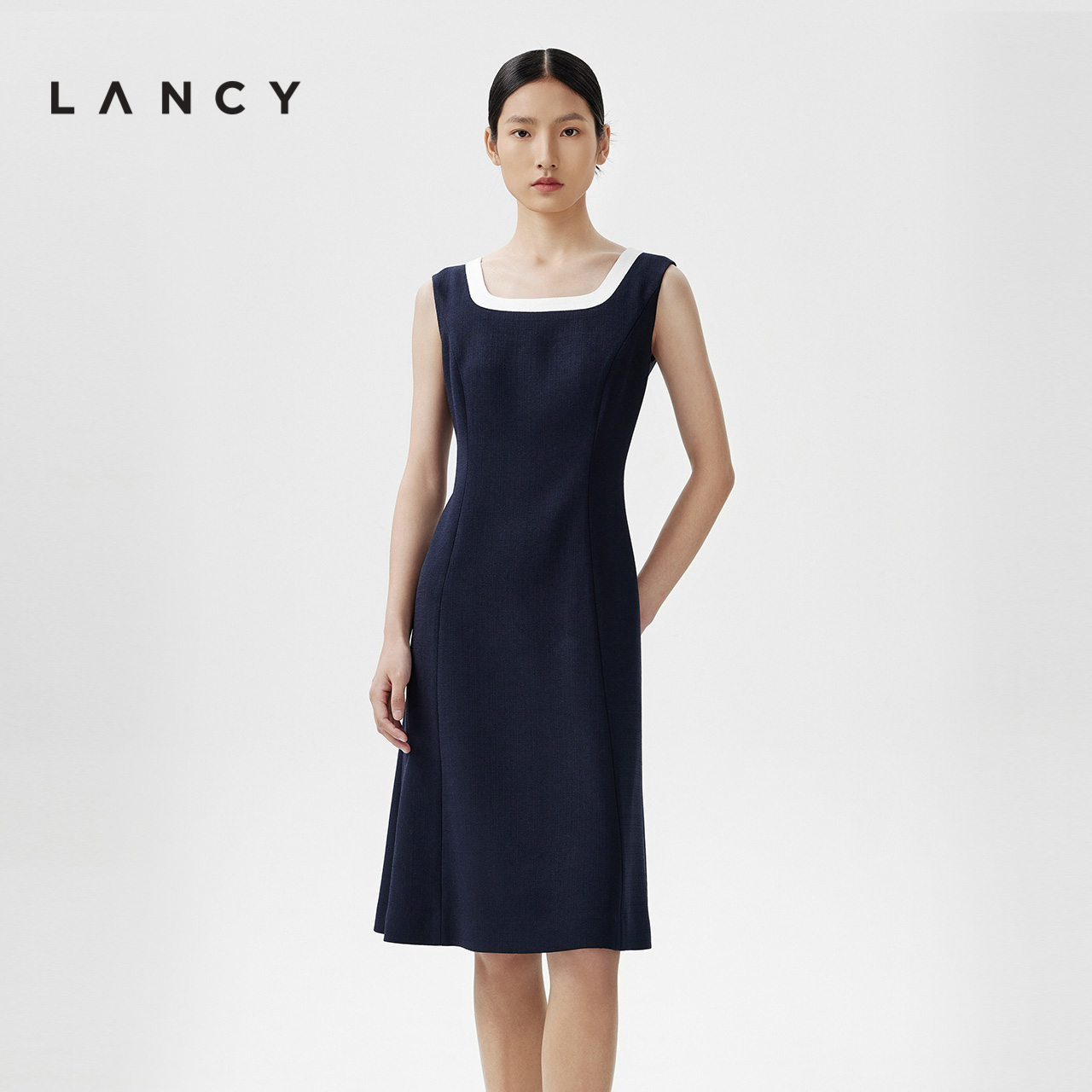 无袖设计 收腰版型 精致U领