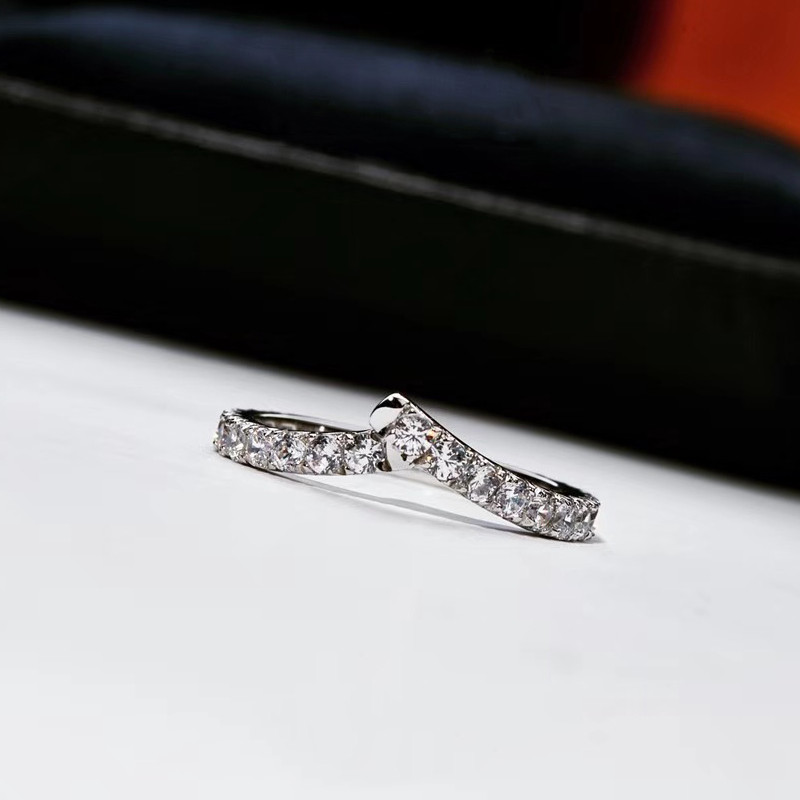 D色莫桑石群镶小A排戒