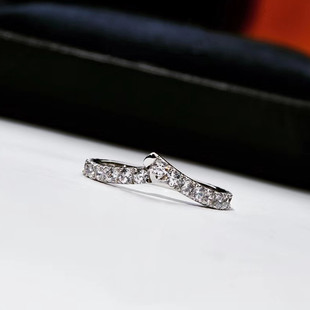 18K白金D色莫桑石群镶小A排戒纯银时尚百搭V形戒指指环轻奢设计感