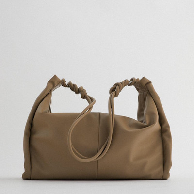 褐色褶皱通勤单肩斜挎包