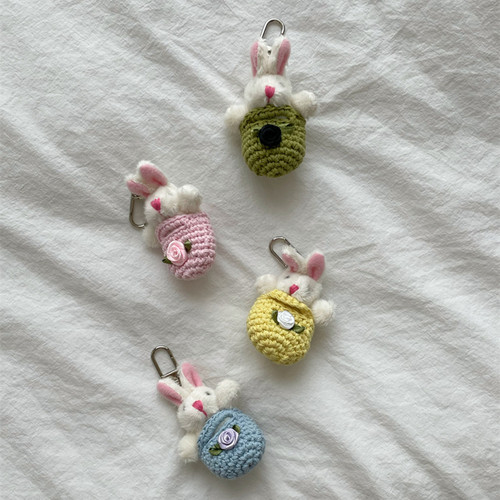 装进包包里的毛绒小兔子包挂件