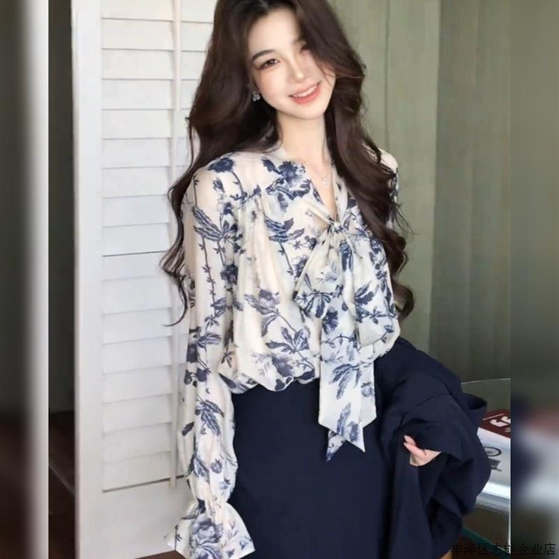 秋季独特超好看单穿法式飘带蓝色印花长袖女士衬衫别致很仙的上衣