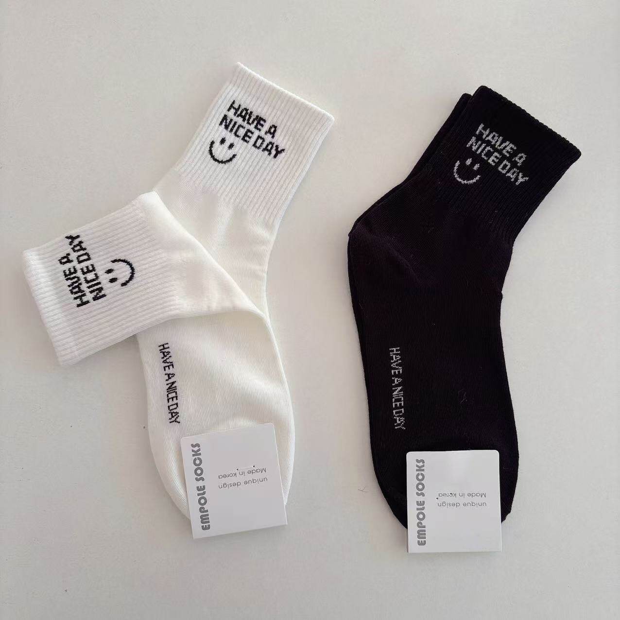 韩国袜子东大门新款笑脸字母学院风休闲运动中筒棉袜黑色白色女袜