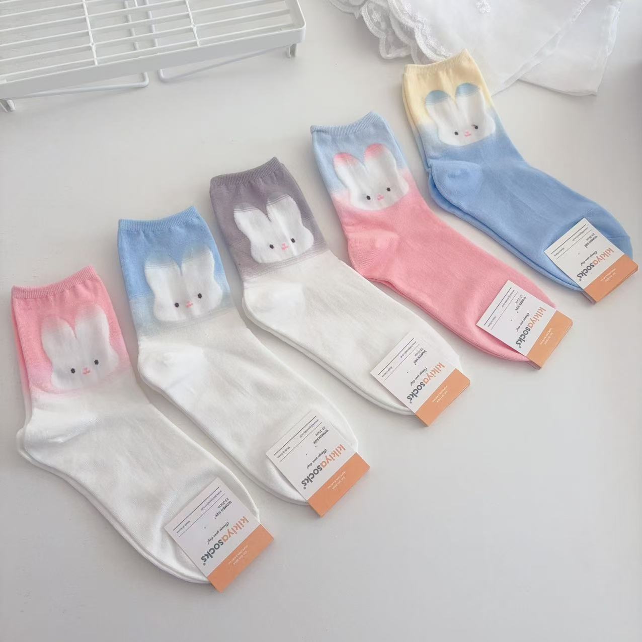 现货批发韩国进口袜子创意水粉画感小兔可爱梦幻女袜东大门中筒袜