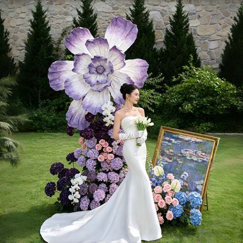 户外草坪婚礼紫色大花装置