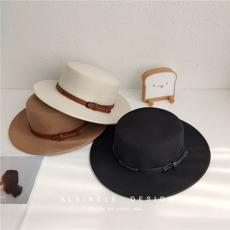 秋冬新款皮带扣羊毛呢平檐帽子女英伦复古平顶毛毡帽拍照逛街礼帽