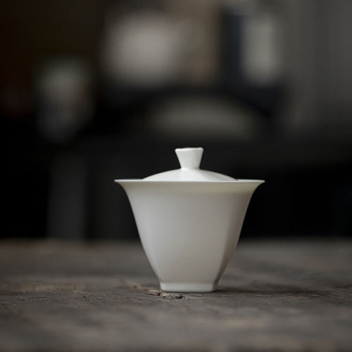 手工盖碗大茶碗白瓷悬停