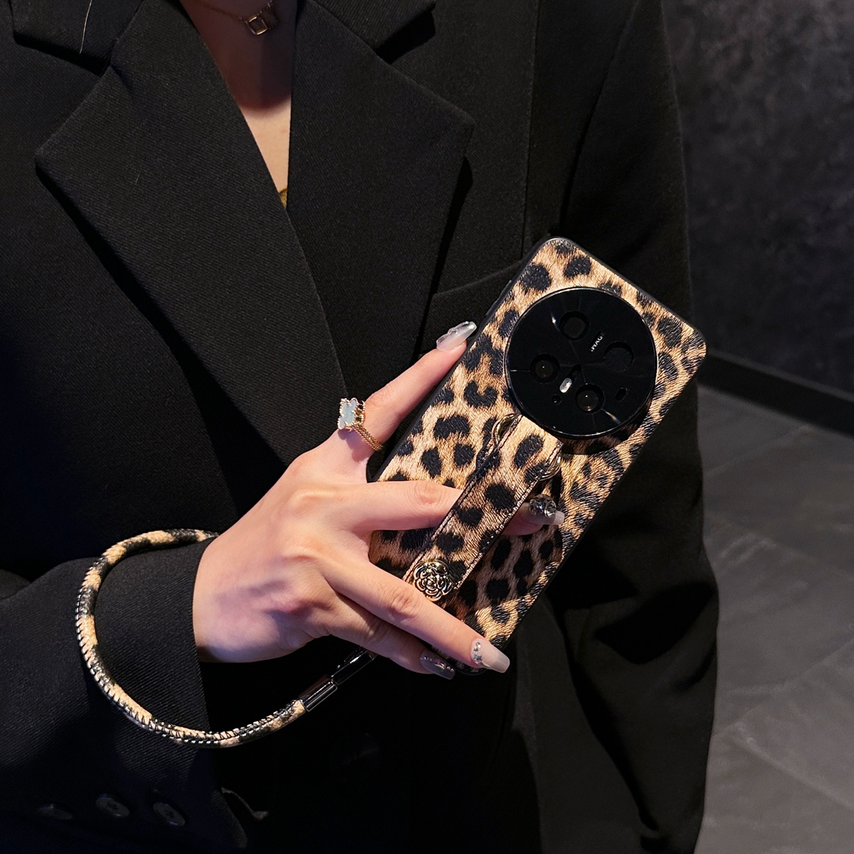 个性复古豹纹一体手腕带挂绳