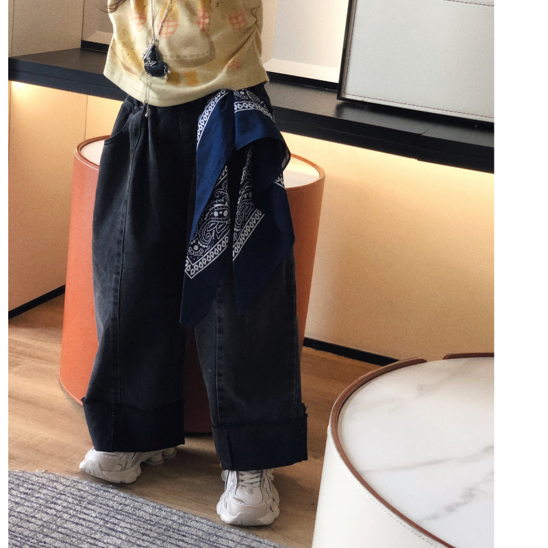 洋气儿童宽松版黑色直筒牛仔裤