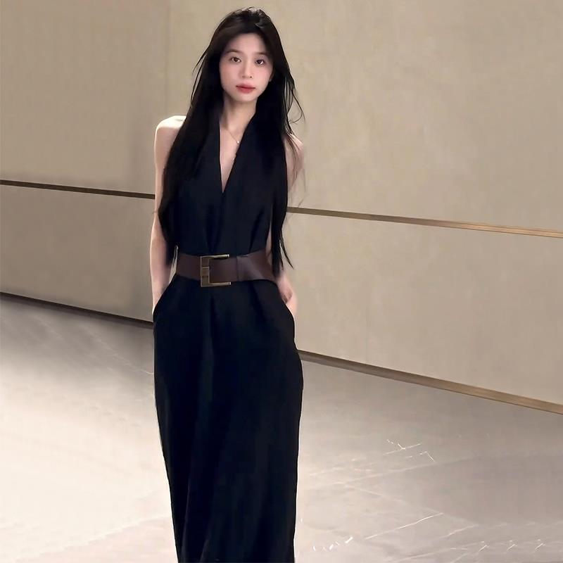 黑色高级感V领挂脖连衣裙女夏季2025新款气质收腰显瘦A字长裙子