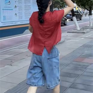 精品简约风2025夏季 穿搭 红色宽松遮肉净版 时髦上衣搭配蓝色五分裤