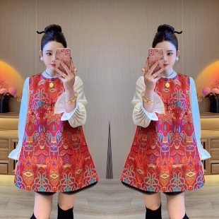 2026新中式喜庆新年精致俏皮垂感提花马甲连衣裙搭配白色打底穿搭