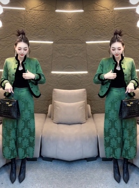 网红冬季爆款绿色新中式提花短款盘扣毛边外套搭配高腰直筒裤穿搭