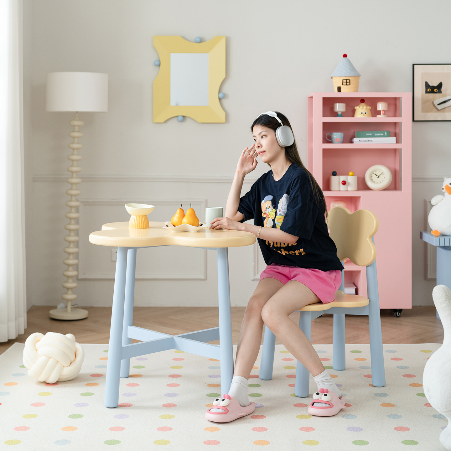 多巴胺餐桌餐椅花瓣形简小户型