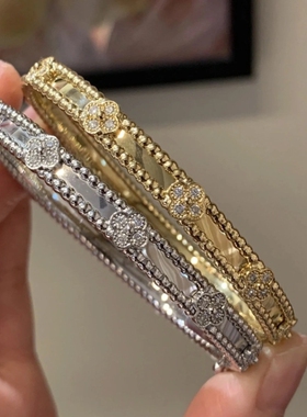 新款四叶草万花筒手镯女V金镀18k玫瑰金白金窄版水钻叠戴手环轻奢