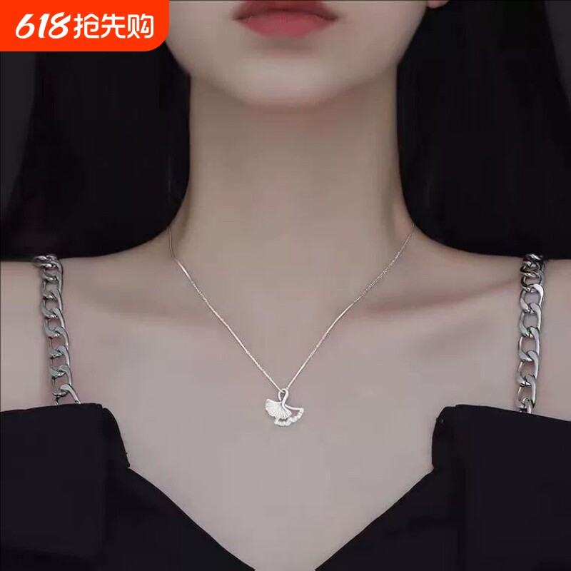 送女友银杏叶项链女小众设计高级感锁骨链2026年新款潮耳饰品钛钢