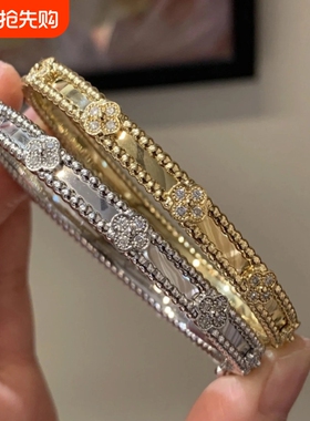 新款四叶草万花筒手镯女V金镀18k玫瑰金白金窄版水钻叠戴手环轻奢