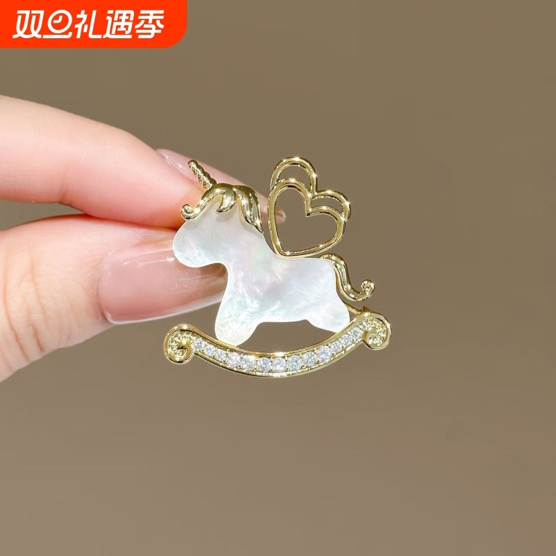 可爱独角兽小马爱心胸针女轻奢高级感别针小众精致优雅马年胸花