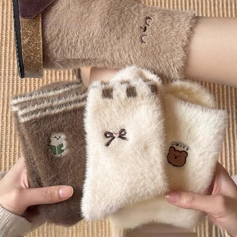 水貂绒袜子女秋冬季卡通毛绒保暖中筒袜加绒加厚冬天居家长袜黑色