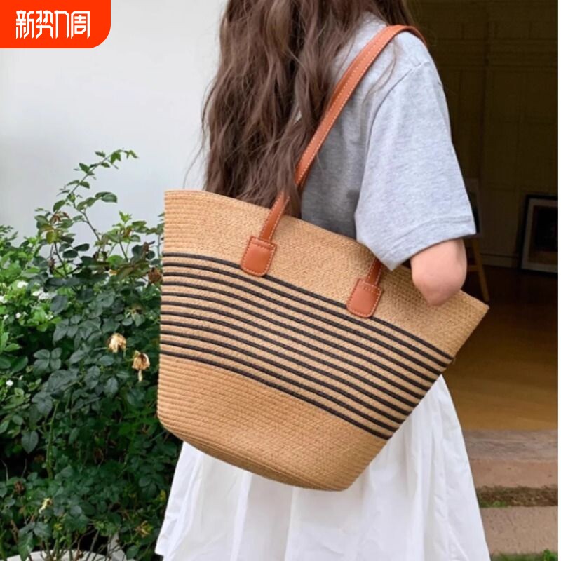海边度假沙滩包包女2025新款夏季编织单肩包大容量腋下草编水桶包