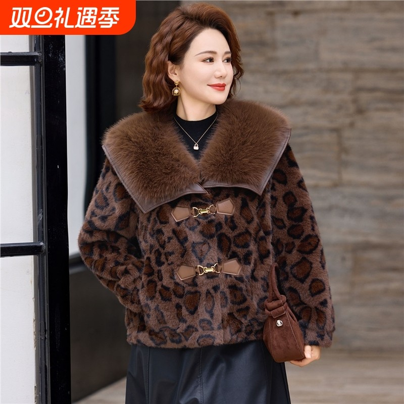新款妈妈冬装皮毛一体外套中老年女士装洋气保暖水貂绒大衣皮草