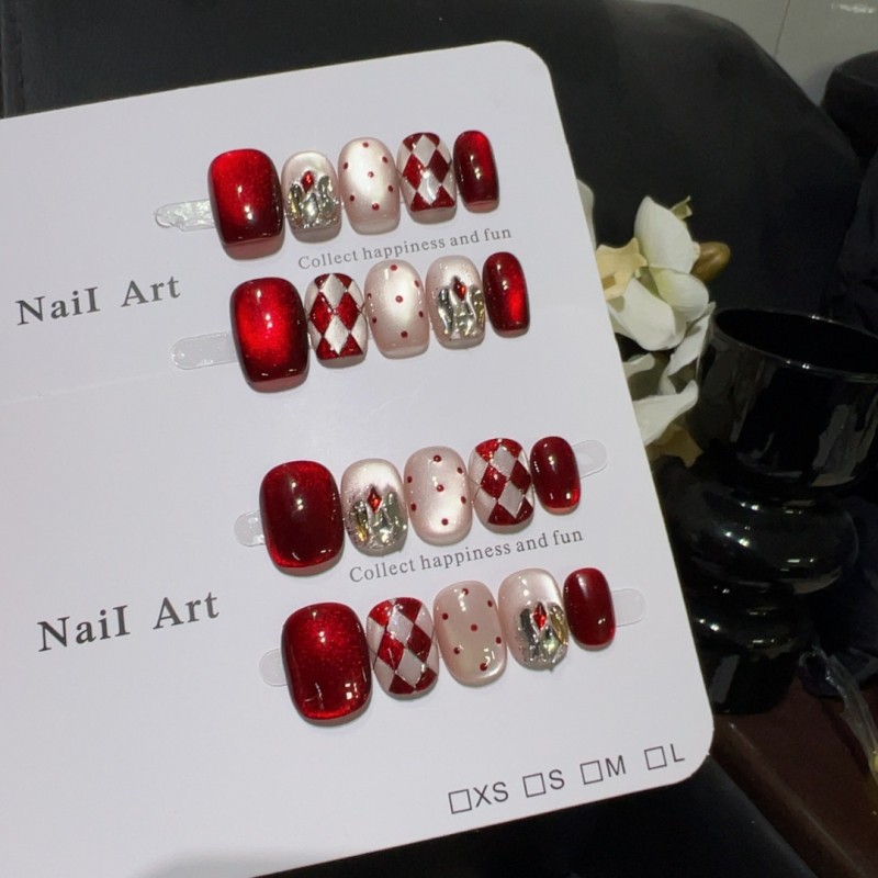 【乌梅菱格】红色圣诞秋冬菱格波点碎钻点缀百搭显白纯手工穿戴甲,彩妆/香水/美妆工具,穿戴甲/甲片,淘宝优惠券,粉丝福利购,淘宝优惠卷