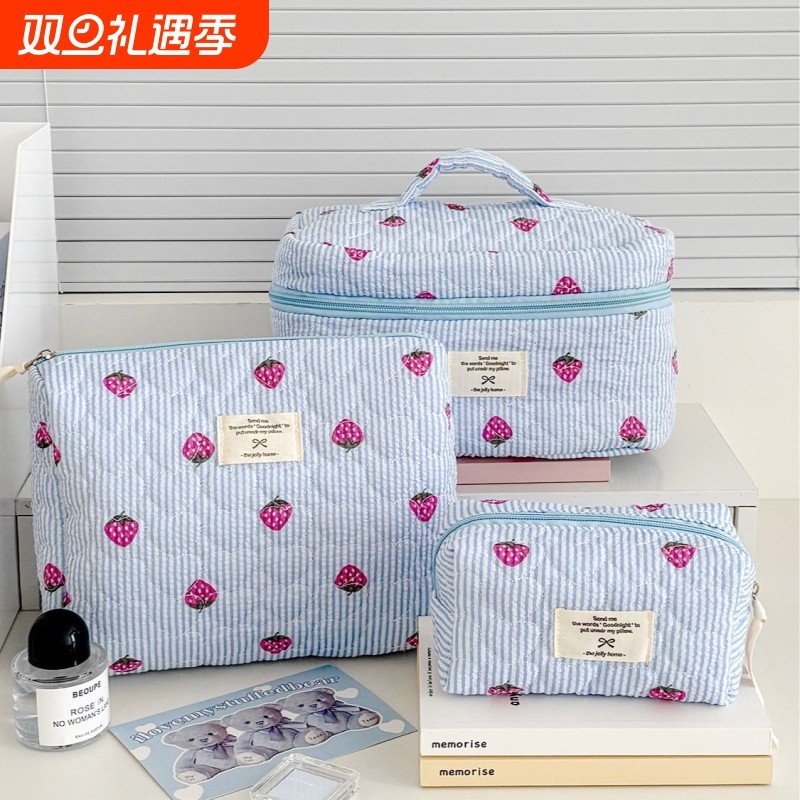草莓条纹蓝色化妆包新款ins 风可爱印花大容量外出洗漱包