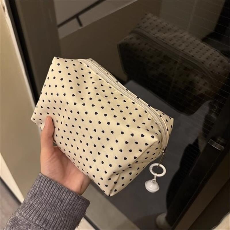 小方包简约bm同款爱心大容量收纳化妆包便携洗漱包可爱收纳包旅行