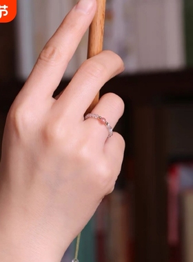 细天然斯里兰卡灰月光石女招桃花草莓晶简约指环轻奢时尚