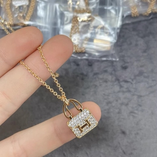 轻奢包包项链女字母h吊坠镀18K玫瑰金小众设计网红锁骨链新款黄金