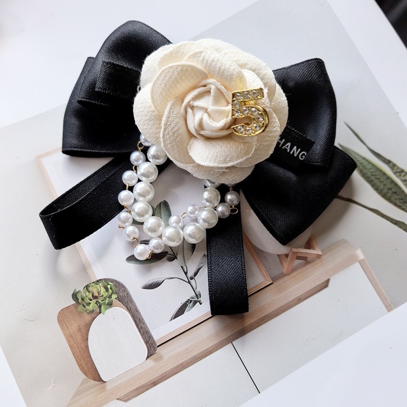 2025新品山茶花胸针珍珠蝴蝶结胸花别针时尚百搭领结花珍珠胸针