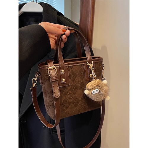 伊布古奇包包女2025新款小众设计春夏季复古百搭斜挎包手提水桶包