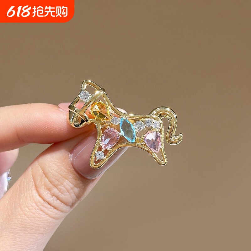 本命年金色小马胸针高档女奢华气质设计感扣针高级感轻奢设计师款