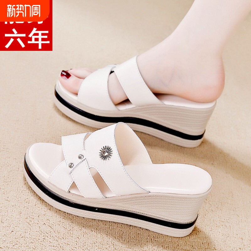 他她女孩拖鞋女2026夏季外穿厚底一字拖女坡跟时尚凉拖鞋真皮软底