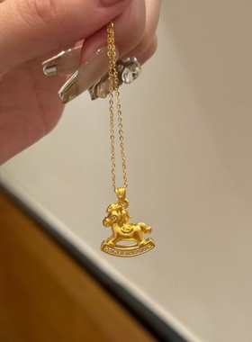 “马上有钱”可爱摇摇步马吊坠金色项链新中式复古毛衣链配饰颈链