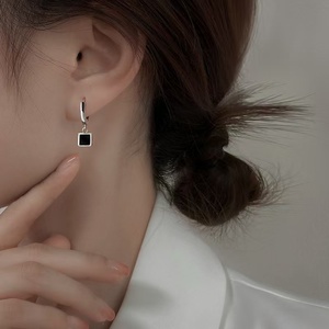 宝札2024新款小众设计感黑色方糖耳钉女生耳环韩国百搭气质耳饰