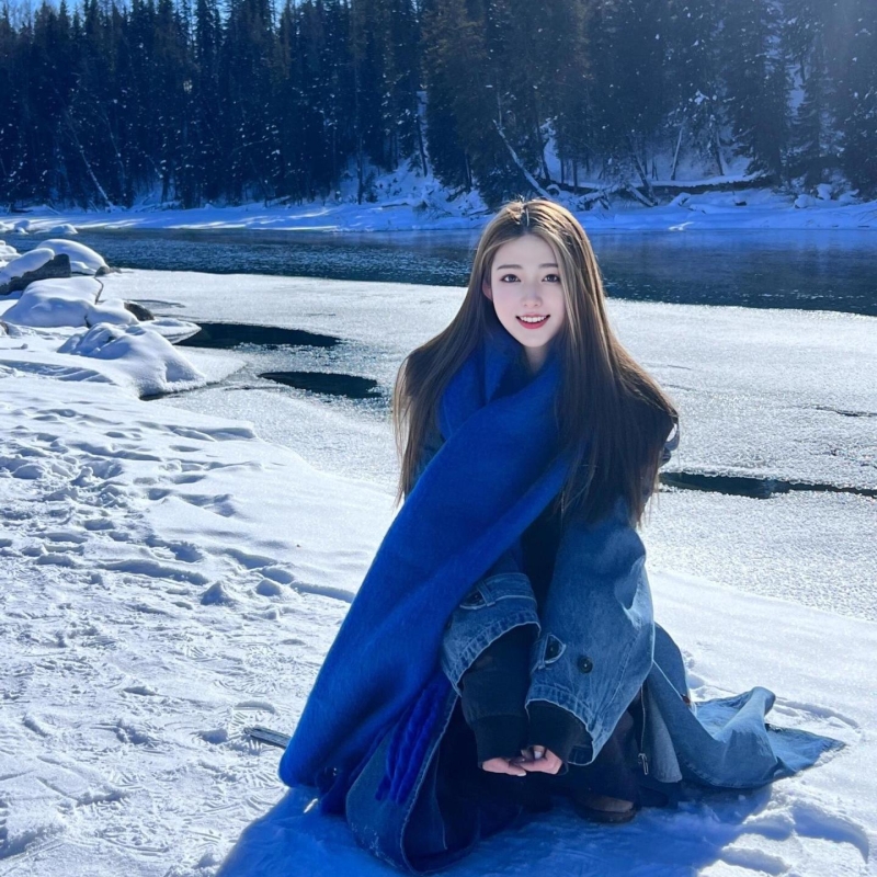 克莱因蓝色围巾女冬季韩系氛围高级感保暖哈尔滨穿搭披肩围脖纯色