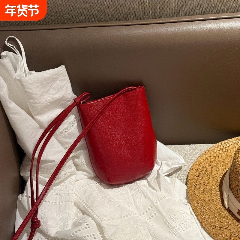 2025新款复古红色斜跨单肩包牛皮简约时尚水桶包通勤墩墩包轻奢女