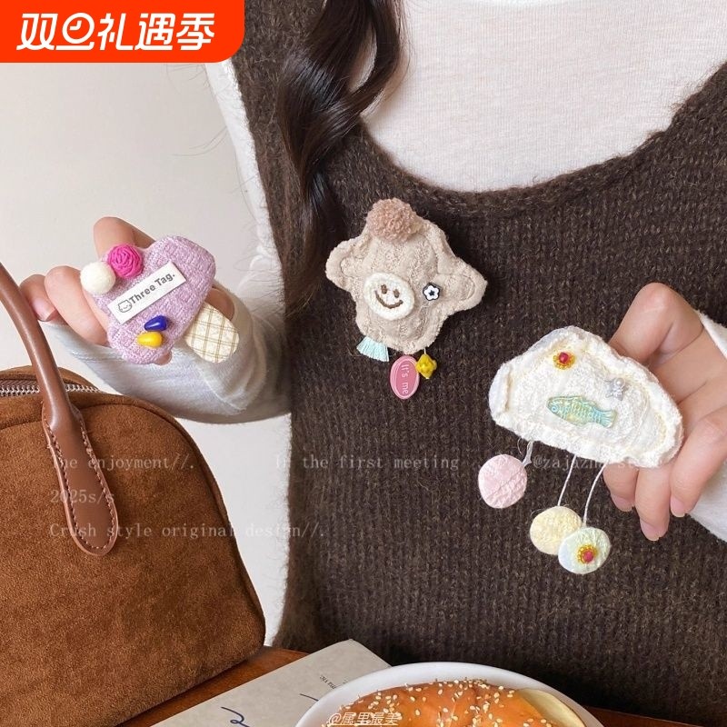敲可爱~背包布艺蘑菇胸针女2025新款别针配饰设计感卡通挂饰点缀