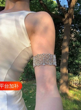 银色重工镂空镶钻手镯女复古宫廷风宽版手环宴会穿搭金属感朋克新