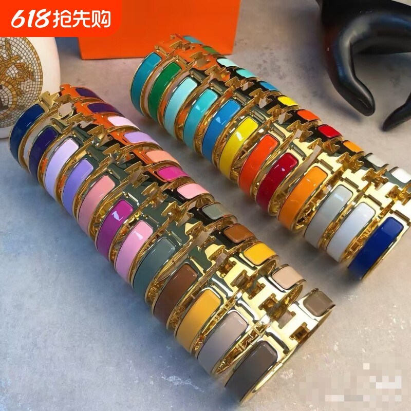 H字母素圈手镯女款银色贝母钛钢手镯子手链轻奢小众手环精致饰品