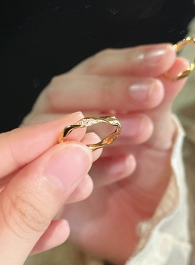 轻奢简约金色镶嵌锆石莫比乌斯环戒指女高级感指环开口可调节刻字